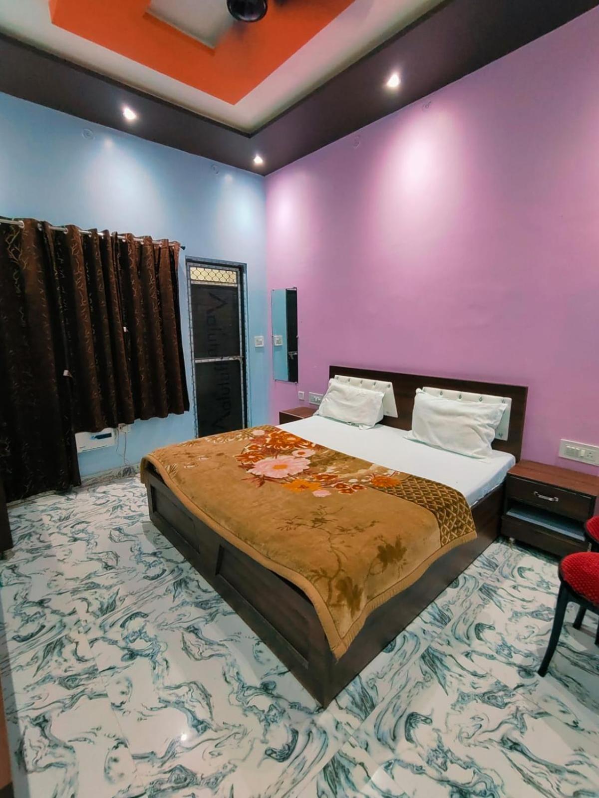 Kaka Guest House Ayodhya Екстериор снимка